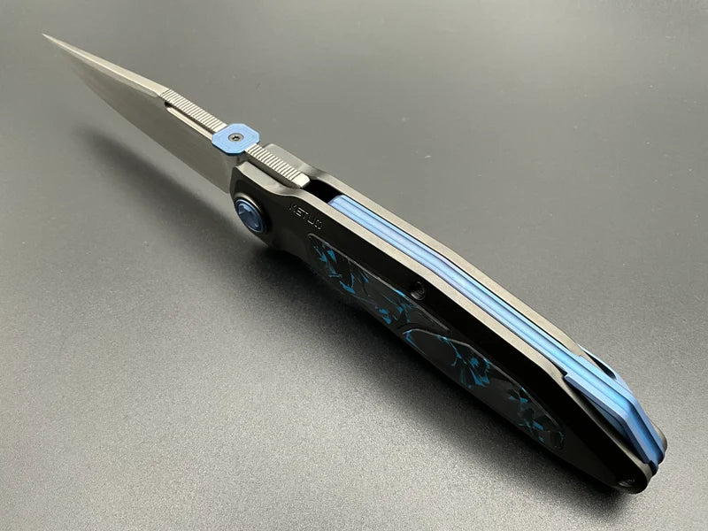 KETUO BRATVA KETM0151 – SATIN BOHLER M390 CLIP POINT BLADE – DARK GRAY DLC TITANIUM HANDLE WITH BLACK &amp; BLUE MARBLE CARBON FIBER INLAY – MADE IN CHINA