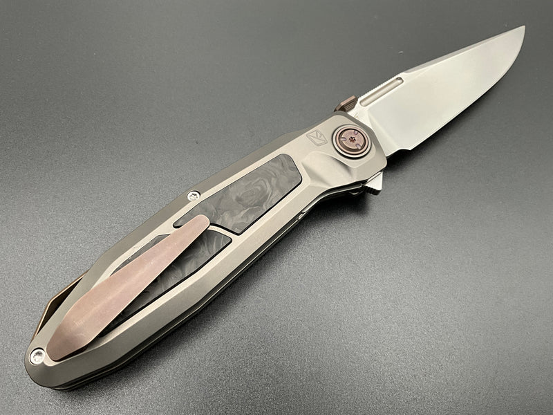 KETUO BRATVA KETM0150 – BEAD BLAST BOHLER M390 CLIP POINT BLADE – GRAY TITANIUM HANDLE WITH MARBLE CARBON FIBER INLAY – MADE IN CHINA