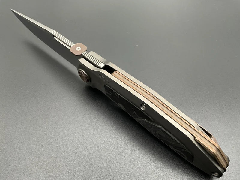 KETUO BRATVA KETM0150 – BEAD BLAST BOHLER M390 CLIP POINT BLADE – GRAY TITANIUM HANDLE WITH MARBLE CARBON FIBER INLAY – MADE IN CHINA