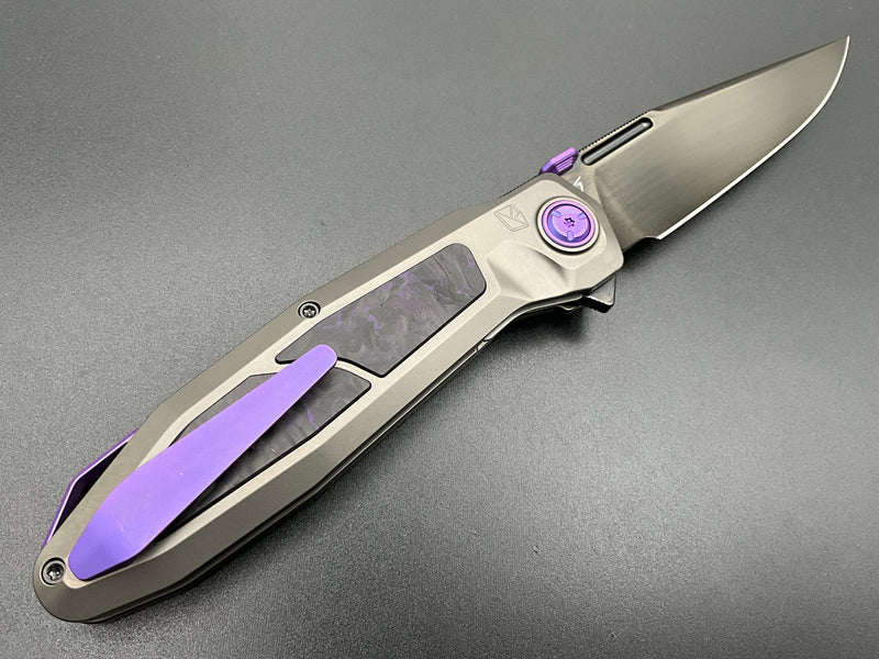 KETUO BRATVA KETM0152 – GRAY DLC BOHLER M390 CLIP POINT BLADE – GRAY TITANIUM HANDLE WITH MARBLE CARBON FIBER INLAY &amp; PURPLE ACCENTS – MADE IN CHINA