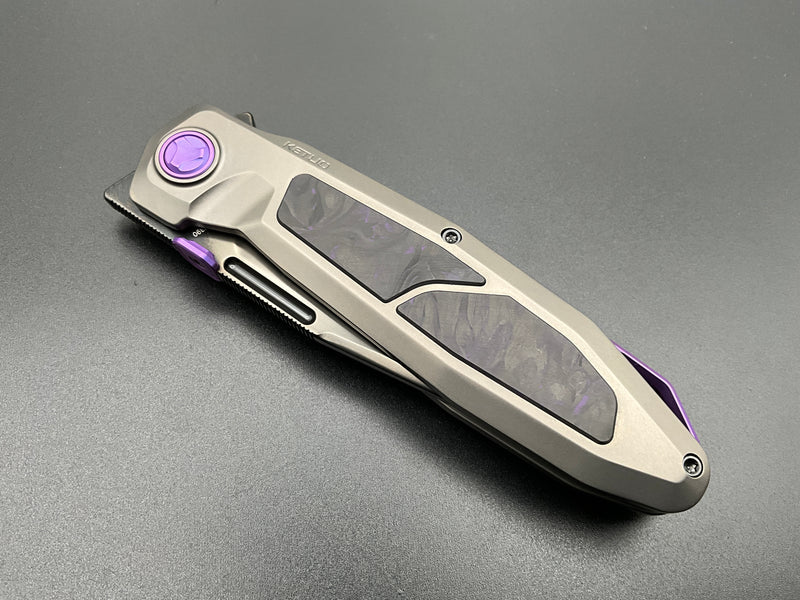KETUO BRATVA KETM0152 – GRAY DLC BOHLER M390 CLIP POINT BLADE – GRAY TITANIUM HANDLE WITH MARBLE CARBON FIBER INLAY &amp; PURPLE ACCENTS – MADE IN CHINA