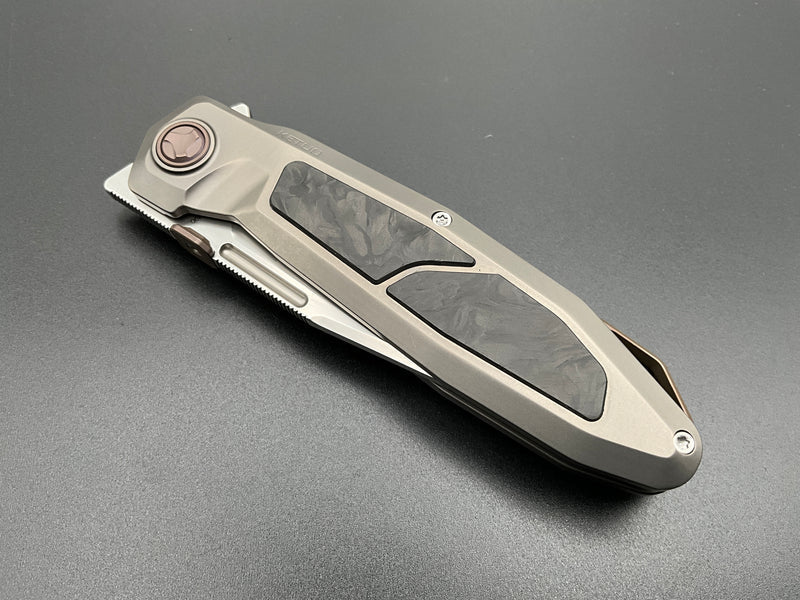 KETUO BRATVA KETM0150 – BEAD BLAST BOHLER M390 CLIP POINT BLADE – GRAY TITANIUM HANDLE WITH MARBLE CARBON FIBER INLAY – MADE IN CHINA - S&R Knives Inc.