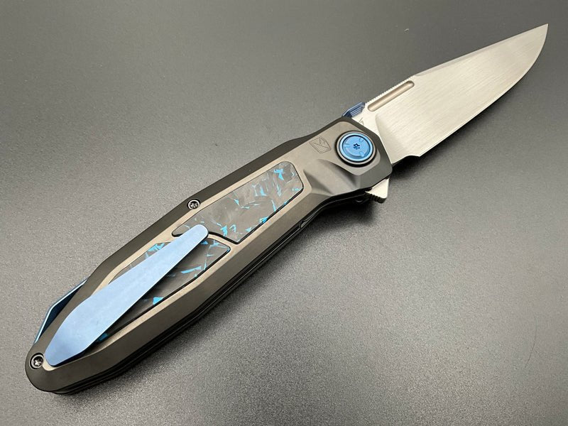 KETUO BRATVA KETM0151 – SATIN BOHLER M390 CLIP POINT BLADE – DARK GRAY DLC TITANIUM HANDLE WITH BLACK &amp; BLUE MARBLE CARBON FIBER INLAY – MADE IN CHINA - S&R Knives Inc.